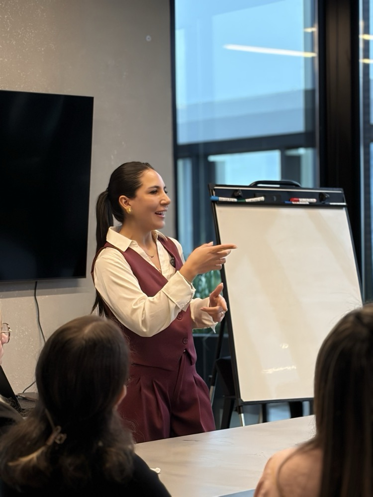 Clara Pérez dando una clase frente a un grupo